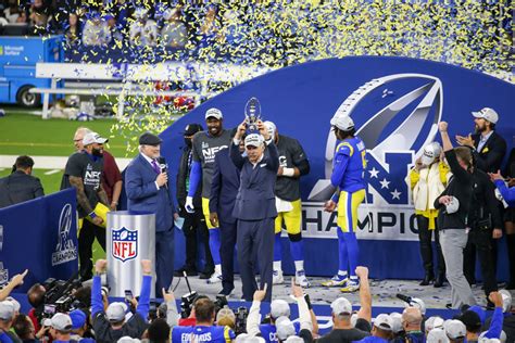 who's favored to win super bowl 2022.